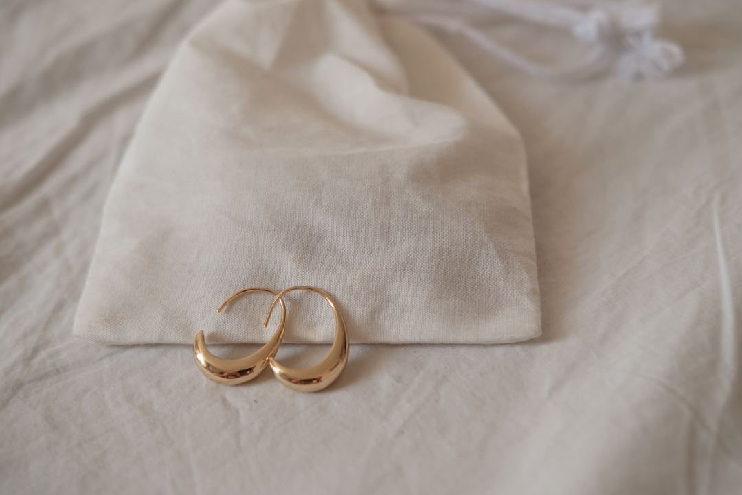 Aretes de oro sobre tela de lino