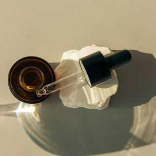 Gotero de aceite esencial sobre mármol