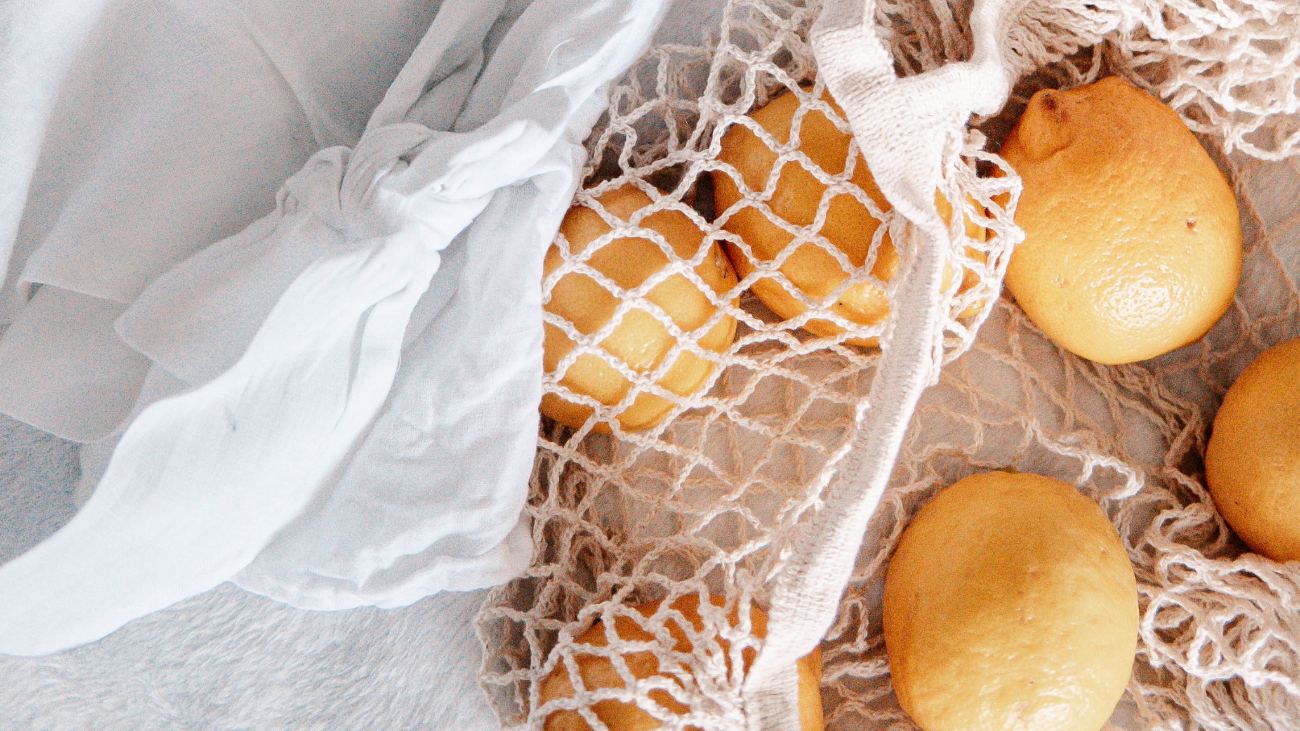 Limones en una bolsa de red sobre lino
