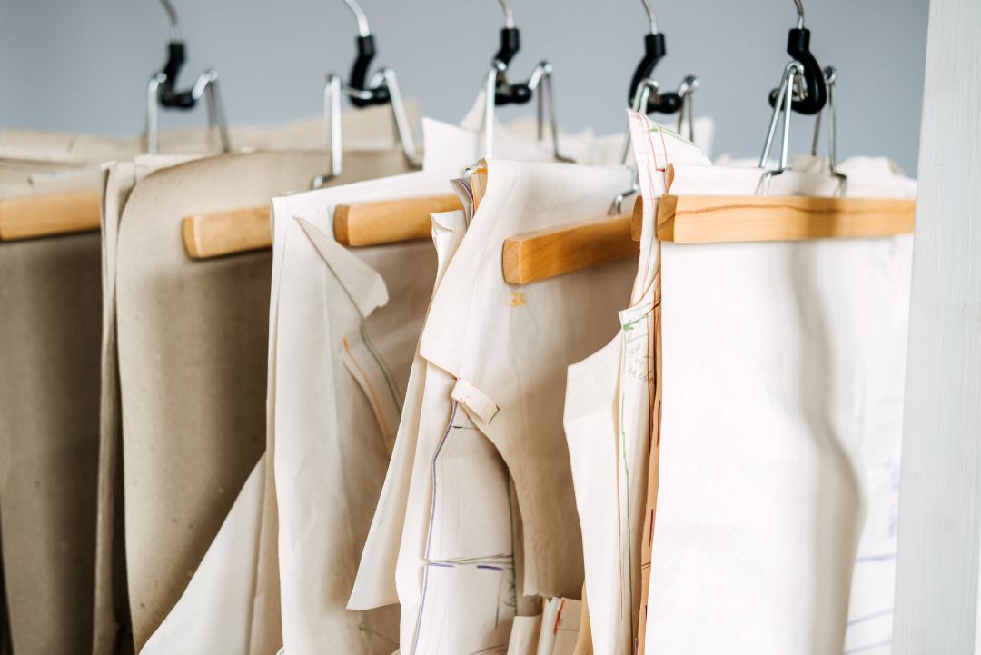 Patrones de papel colgados en el taller